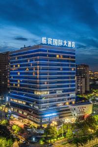Wenzhou Hangbin International Hotel في ونزهو: مبنى كبير ومكتوب بجانبه