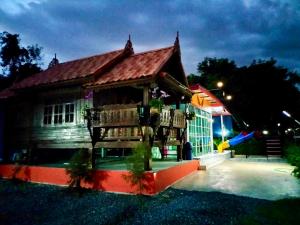 ein kleines Gebäude mit einem Buchladen in der Nacht in der Unterkunft ปูณิสาวิลล่าPoonisavilla in Ban Khlong Kao (6)