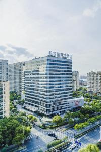 ein großes Bürogebäude in einer Stadt mit Straße in der Unterkunft Wenzhou Hangbin International Hotel in Wenzhou