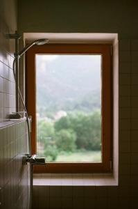 a window in a bathroom with a view of a tree at El Priorato de Trespaderne in Trespaderne