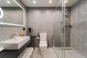 W łazience znajduje się umywalka, toaleta i prysznic. w obiekcie Ozero Vita w mieście Nizhniy Studenyy