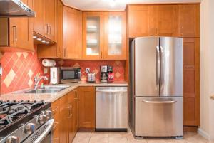 ロスアルトスにあるMountain View 3br w pool patio parking SFO-1622の- キッチン(ステンレス製の冷蔵庫、木製キャビネット付)