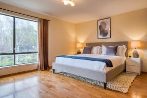 ロスアルトスにあるMountain View 3br w pool patio parking SFO-1622の大きなベッドと大きな窓のある寝室 +17枚の写真
