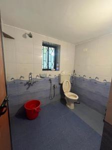 亞蘭博的住宿－Tranquilo Arambol，一间带卫生间、窗户和桶的浴室