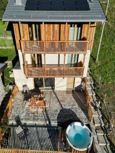 an aerial view of a house with a deck and a pool at Wome house con idromassaggio in Campo