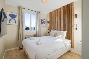 een slaapkamer met een groot wit bed en een raam bij 41.Appart 4Pers#1 Bedroom #Père Lachaise #Nation in Parijs