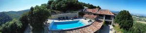 Výhled na bazén z ubytování La Ferme d' Helyette nebo okolí