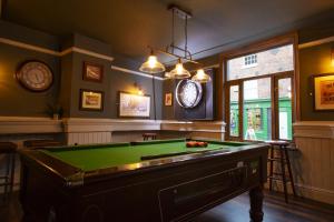 uma sala de bilhar com uma mesa de bilhar em The Crown & Anchor em Manchester