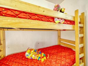 een slaapkamer met 2 stapelbedden met speelgoed erop bij Apartment Lunik Orion-41 by Interhome in Le Corbier