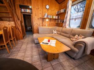 RottにあるHoliday Home Ferienpark Extertal by Interhomeのリビングルーム(ソファ、木製テーブル付)
