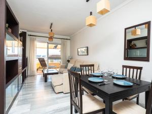 ein Esszimmer und ein Wohnzimmer mit einem Tisch und Stühlen in der Unterkunft Apartment Bellavista del Puerto by Interhome in Estepona