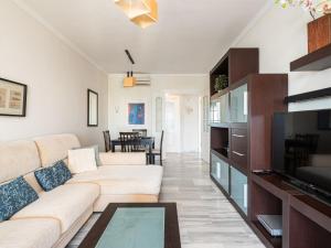 ein Wohnzimmer mit einem Sofa und einem TV in der Unterkunft Apartment Bellavista del Puerto by Interhome in Estepona