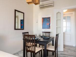 ein Esszimmer mit einem Tisch mit Stühlen und einem Spiegel in der Unterkunft Apartment Bellavista del Puerto by Interhome in Estepona