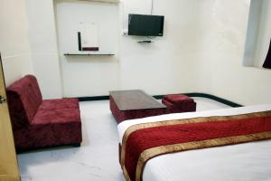En eller flere senge i et værelse på Hotel Kumkum Chhaya