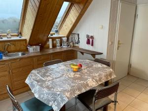 eine Küche mit einem Tisch und einer Obstschale darauf in der Unterkunft Apartment Old Hüsung - MUZ327 by Interhome in Mirow