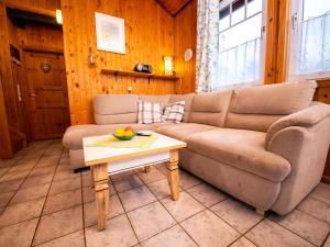 sala de estar con sofá y mesa en Holiday Home Ferienpark Extertal-1 by Interhome, en Rott