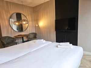 een hotelkamer met een bed en een spiegel bij Studio Zoet DO46 Domburg in Domburg