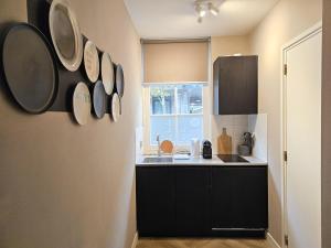 een keuken met potten en pannen aan de muur bij Studio Zoet DO46 Domburg in Domburg