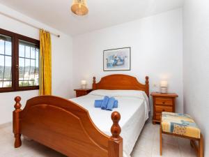 ペニスコラにあるApartment Tres Flores - PEA131 by Interhomeのベッドルーム1室(木製ベッド1台、青い枕付)