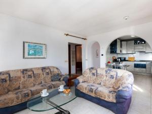 sala de estar con 2 sofás y mesa de cristal en Apartment Tres Flores - PEA131 by Interhome, en Peñíscola