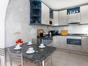 A kitchen or kitchenette at Apartment Tres Flores by Interhome Még 17 kép