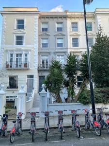 een rij fietsen geparkeerd voor een gebouw bij The Portobello Serviced Apartments by StayPrime in Londen