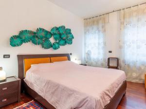 ミラノにあるApartment Isola delle Abbadesse by Interhomeのベッドルーム1室(大型ベッド1台、壁にアーチ付)