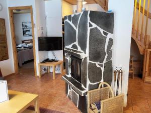 アカスロンポロにあるHoliday Home Hilla 2 by Interhomeのリビングルーム中央の暖炉