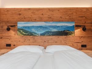 1 dormitorio con 2 camas y una foto en la pared en Apartment Das Georgen- Schmitten by Interhome en Fürstau