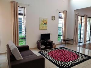 uma sala de estar com um sofá e uma televisão em Siantan - Near Std Hang Jebat, Sg Udang & UITM Lendu em Malaca