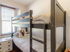 彭布羅克的住宿－4 Bed in Pembroke 85835，一间卧室配有两张双层床和一张书桌