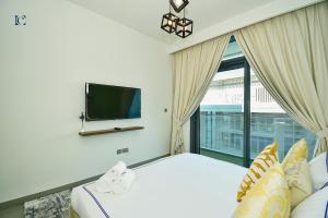 1 dormitorio con 1 cama grande y TV en 3BR Paradise Unrivaled Ocean Views at Beach Vista 2 - 7 adults - BFRONT, en Dubái