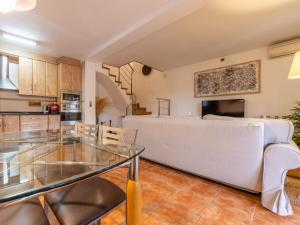 uma cozinha e sala de estar com uma mesa de vidro em Holiday Home Villa Jardin by Interhome em Vilafortuny