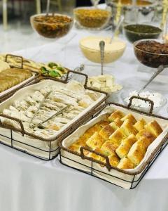 una mesa cubierta con bandejas de pan y otros alimentos en Wadi Rum Rose camp, en Wadi Rum