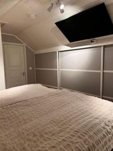 Ein Bett oder Betten in einem Zimmer der Unterkunft Tromsø’s best location? City & Nature 5 mins away.