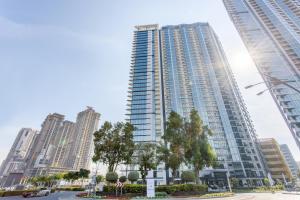 un grand bâtiment au milieu d'une ville dans l'établissement STAY BY LATINEM Luxury 2BR Holiday Home W1504 near Burj Khalifa, à Dubaï