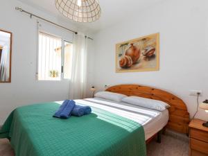 Un dormitorio con una cama con una toalla azul. en Holiday Home Landa Park by Interhome, en Peñíscola