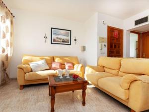 Sala de estar con 2 sofás y mesa de centro en Holiday Home Landa Park by Interhome, en Peñíscola