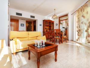 Sala de estar con sofá amarillo y mesa de centro en Holiday Home Landa Park by Interhome, en Peñíscola