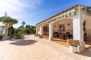 a house with a porch and a patio at rentafive - Nuevo - A/A - Barbacoa - Tenis in Santa Pola