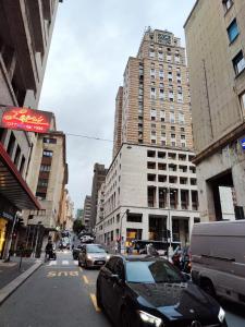 une rue urbaine animée avec des voitures garées dans la rue dans l'établissement La casa di Bibi, à Gênes