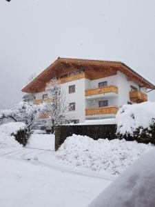 Zdjęcie z galerii obiektu Apartment Panorama Apartments Ehrmann by Interhome w mieście Zell am See