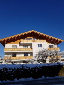 Zdjęcie z galerii obiektu Apartment Panorama Apartments Ehrmann by Interhome w mieście Zell am See