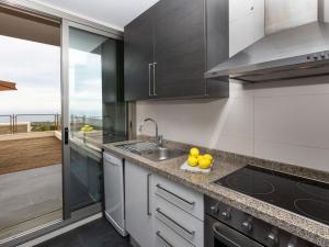 eine Küche mit einem Waschbecken und einer Theke mit einem Fenster in der Unterkunft Holiday Home Mirador de las Islas 5 by Interhome in Peñíscola