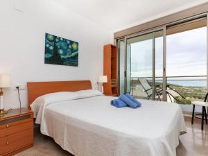 - une chambre avec un lit et une grande fenêtre dans l'établissement Holiday Home Mirador de las Islas 5 by Interhome, à Peñíscola