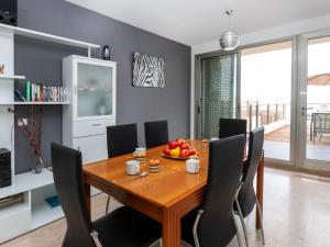 - une salle à manger avec une table et des chaises en bois dans l'établissement Holiday Home Mirador de las Islas 5 by Interhome, à Peñíscola