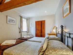 En eller flere senge i et værelse på 2 Bed in Barmouth 89438