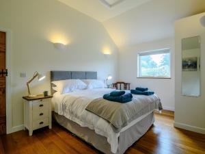 - une chambre avec un lit et 2 serviettes bleues dans l'établissement 1 Bed in Talybont-on-Usk 88137, à Talybont