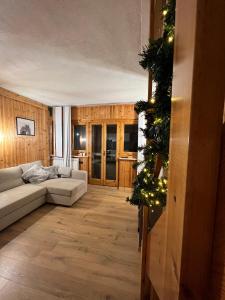 sala de estar con sofá y árbol de Navidad en Cataleya Laceno, en Laceno