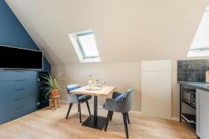 een keuken met een tafel en stoelen in een kamer bij B&B Studio/Appartement Bij Zee in Stellendam
